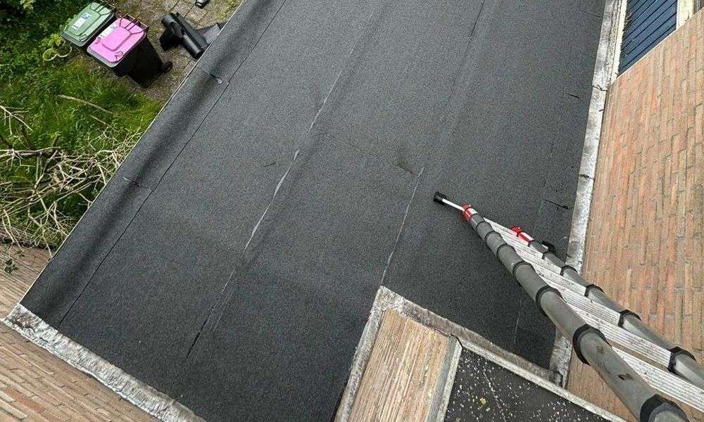 Plat dak geplaatst door dakdekker in Bolsward