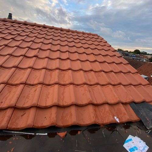 Dakdekker Bolsward vlak pannendak met lekkage