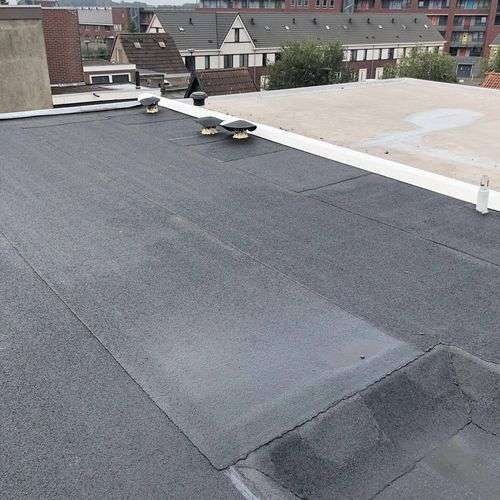 Een nieuw bitumen dak in Bolsward