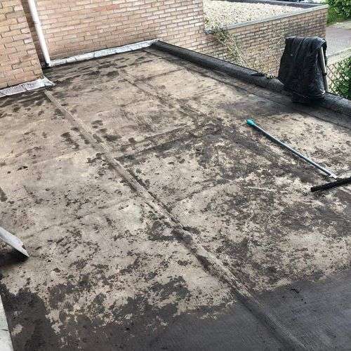 Schoonmaken van een plat dak in Bolsward